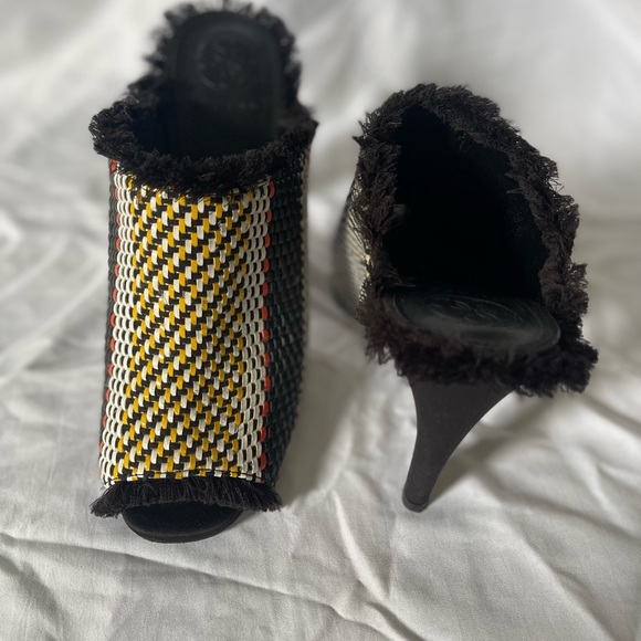 Guess Patterned Weave Slides - Picture 5 of 5